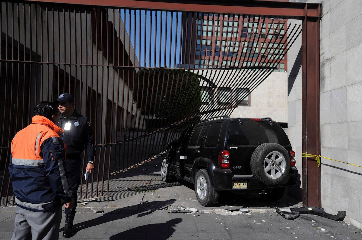 Automovilista se estrella contra instalaciones de la SRE Automovilista se estrella contra instalaciones de la SRE