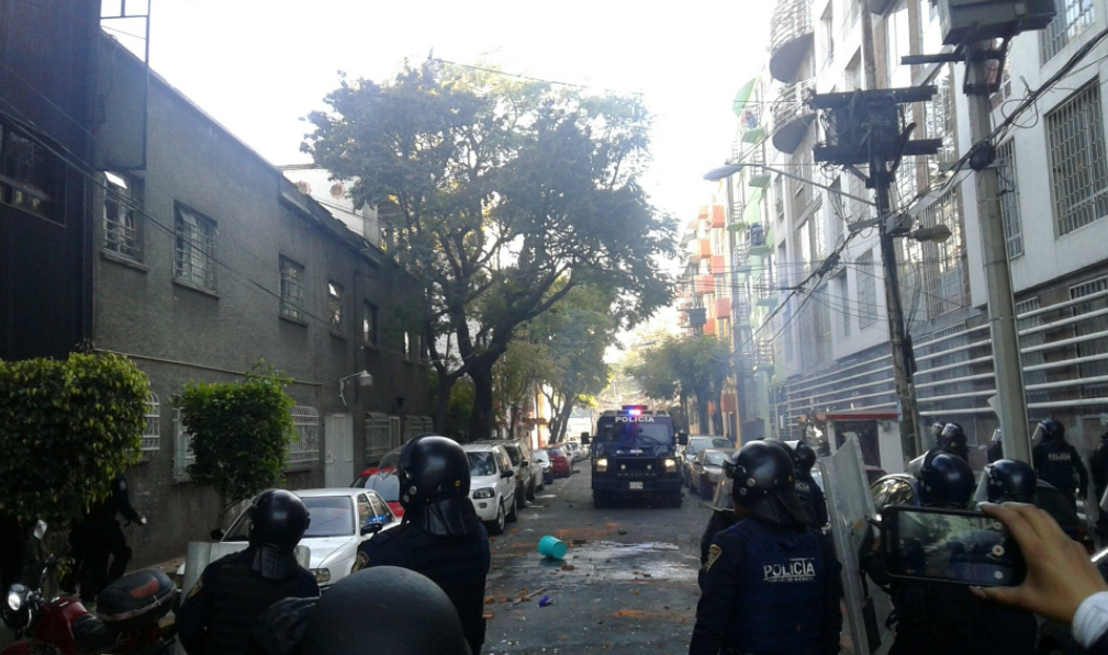 Video: policías se enfrentan con manifestantes en la México-Tacuba - Captura-de-pantalla-2017-01-04-a-las-18.25.32-1
