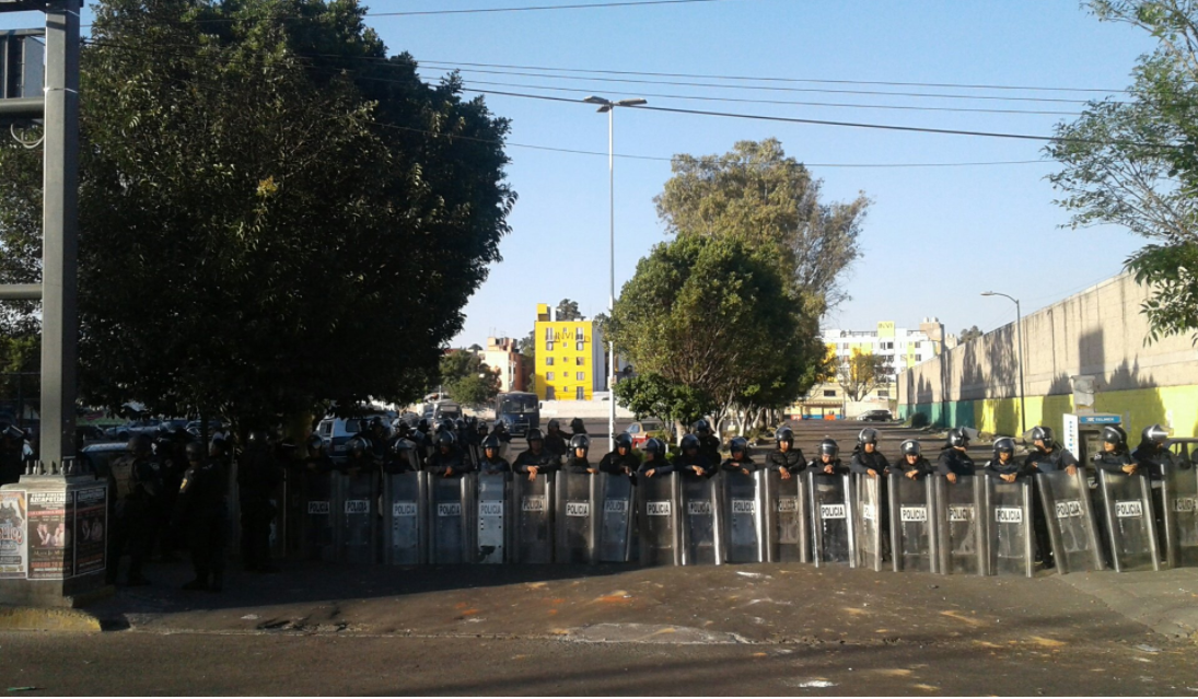 Video: policías se enfrentan con manifestantes en la México-Tacuba - Captura-de-pantalla-2017-01-04-a-las-18.37.52