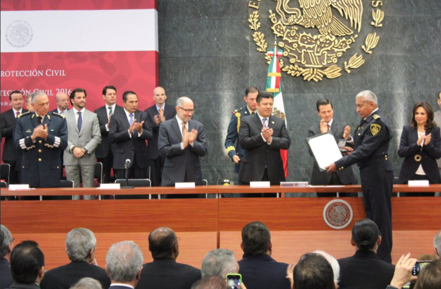 Jefe Vulcano recibe el Premio Nacional de Protección Civil - Captura-de-pantalla-2017-01-10-a-las-13.40.46