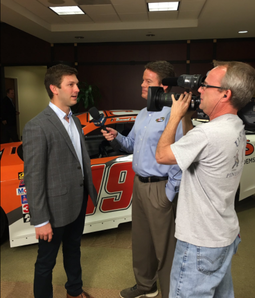 Por primera vez un mexicano competirá en el máximo circuito de NASCAR - Captura-de-pantalla-2017-01-11-a-las-14.22.16