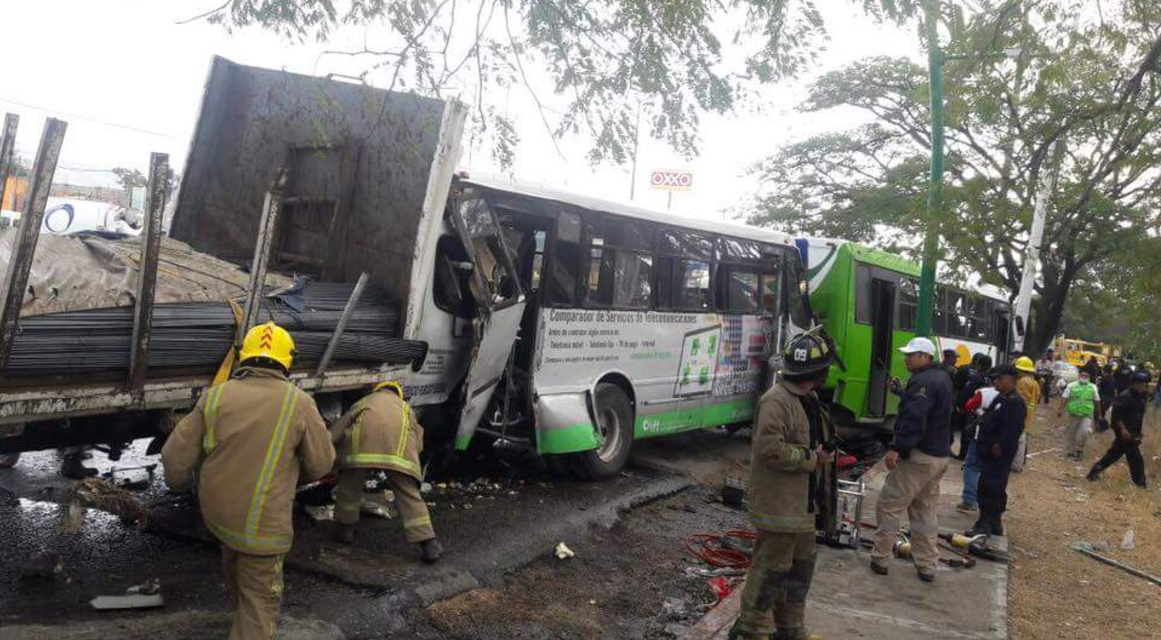 Accidente deja 2 muertos y 30 lesionados en Chiapas Accidente deja 2 muertos y 30 lesionados en Chiapas