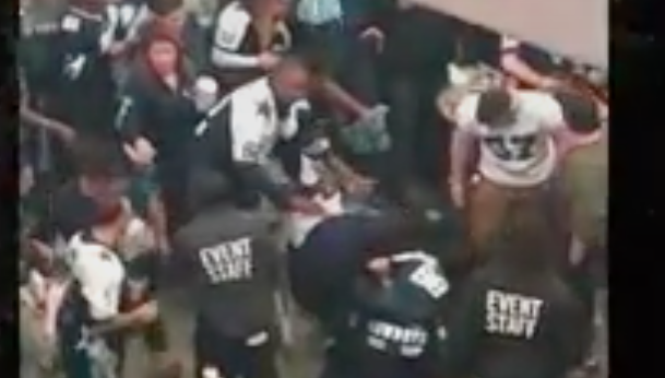 Video: fanáticos de Dallas golpean a aficionado de Green Bay