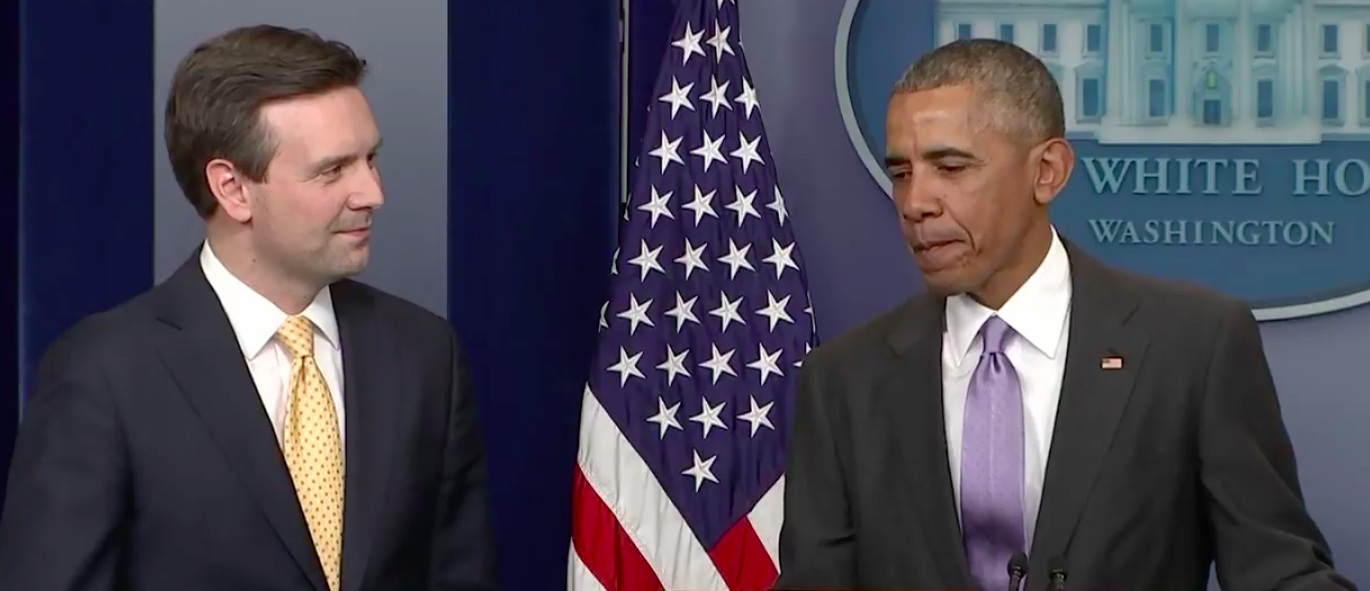 Obama interrumpe a secretario de Prensa en última comparecencia