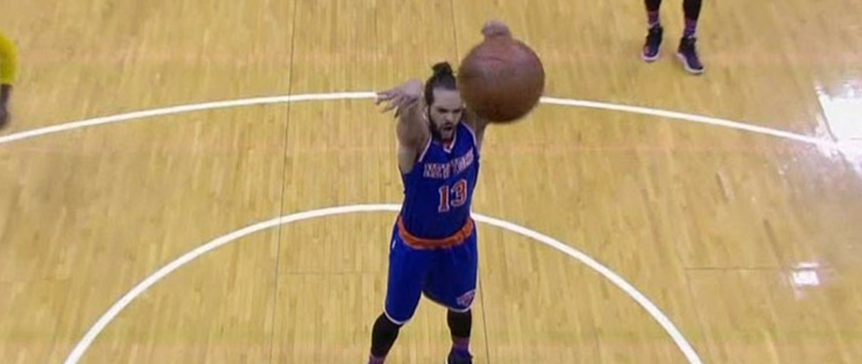 Video: jugador de la NBA no le atina al tablero en tiro libre