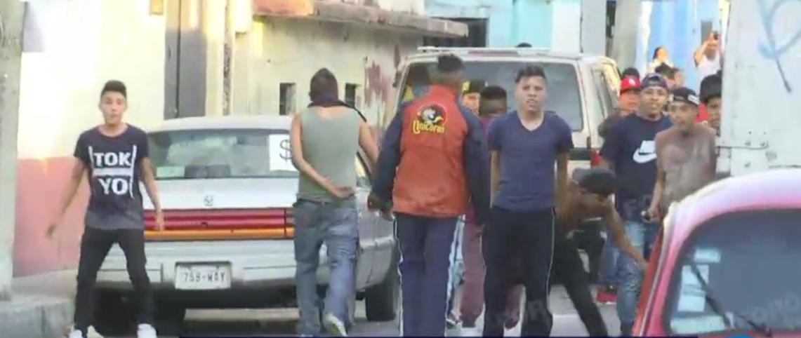 Se enfrentan granaderos y manifestantes en Culhuacán