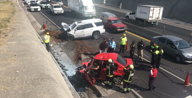 Asaltantes chocan contra camioneta de diputada en Estado de México Asaltantes chocan contra camioneta de diputada en Estado de México