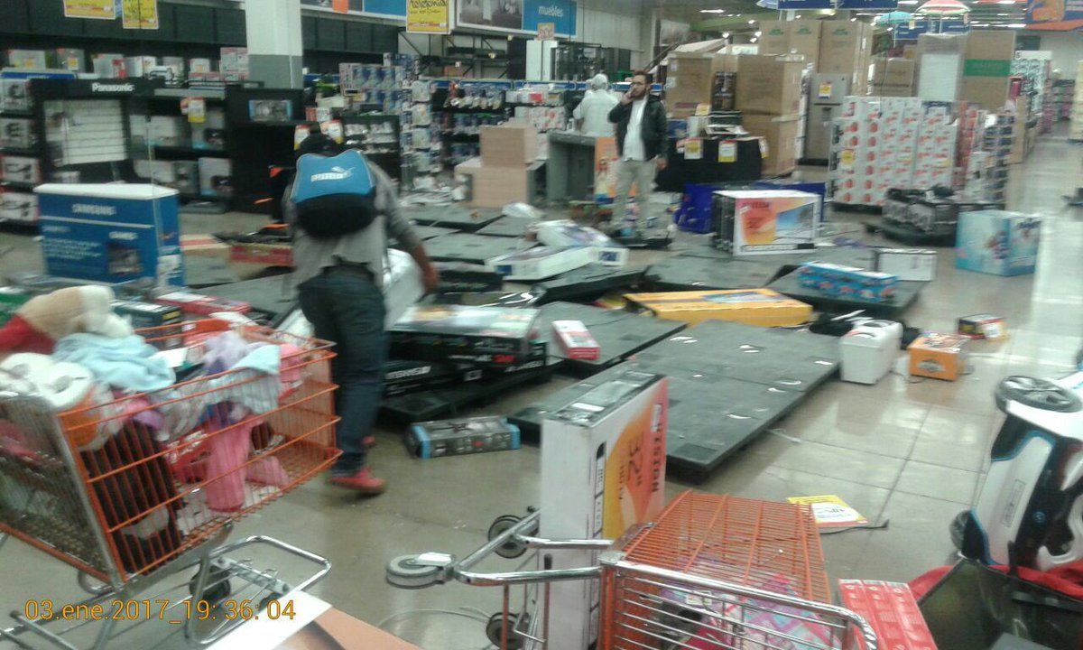 Manifestantes saquean Chedraui en Nicolás Romero