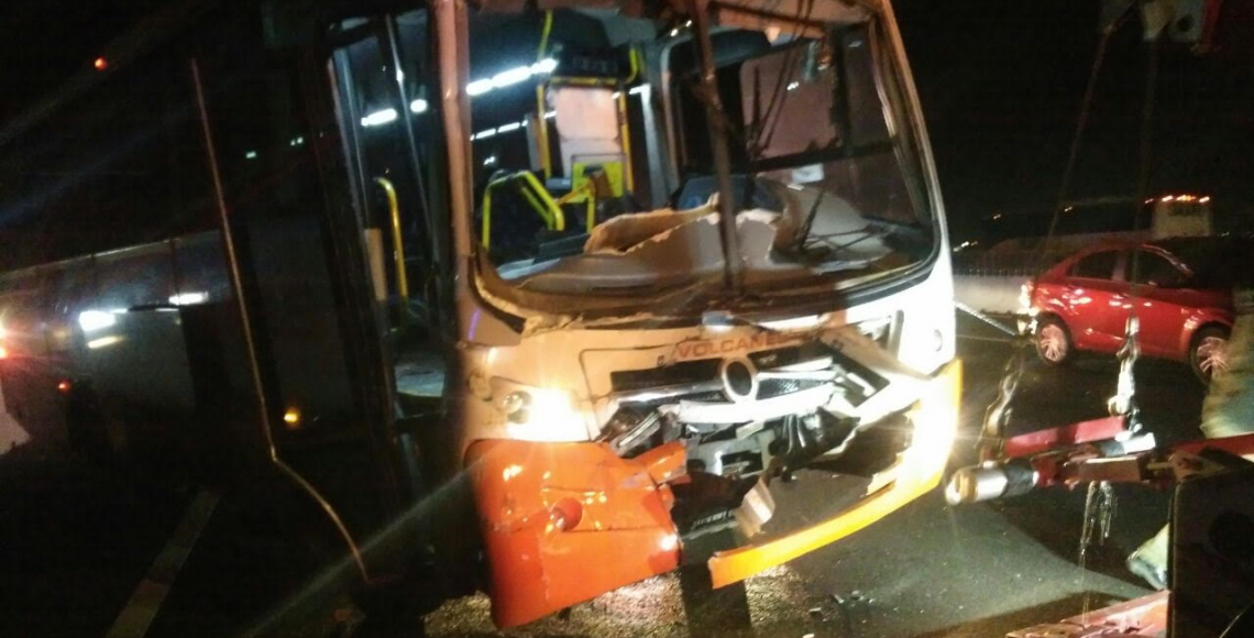 Choque de autobús en la México-Puebla deja 17 lesionados