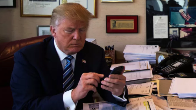 Servicio Secreto obliga a Donald Trump a entregar el teléfono con el que tuiteaba