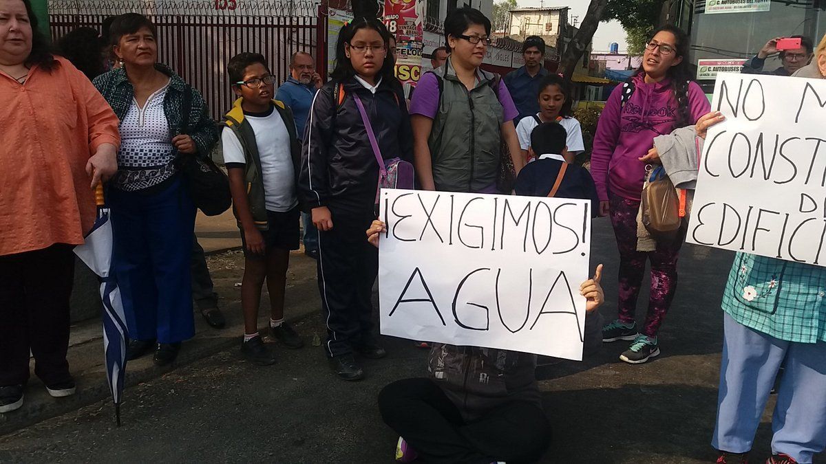 Bloquean Eje Central vecinos de Peralvillo