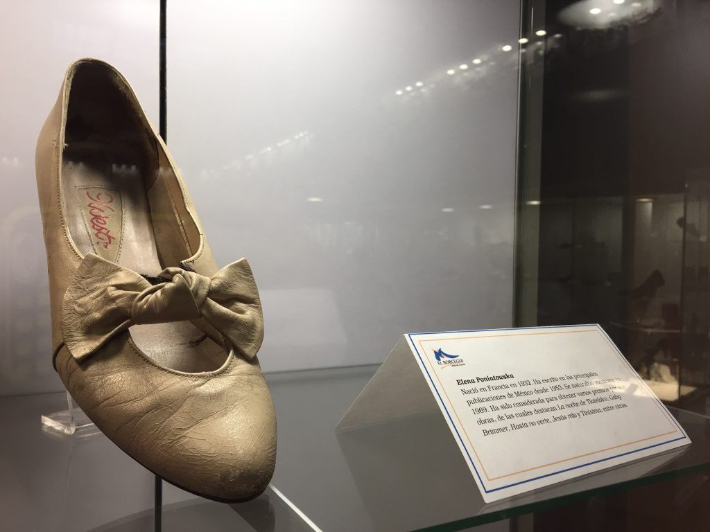 Un museo de zapatos famosos en el Centro Histórico - Elena-Poniatowska-aportó-unas-zapatillas-1024x768