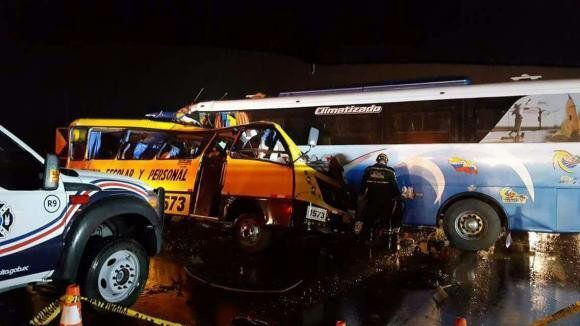 Al menos 20 muertos en choque múltiple en Ecuador