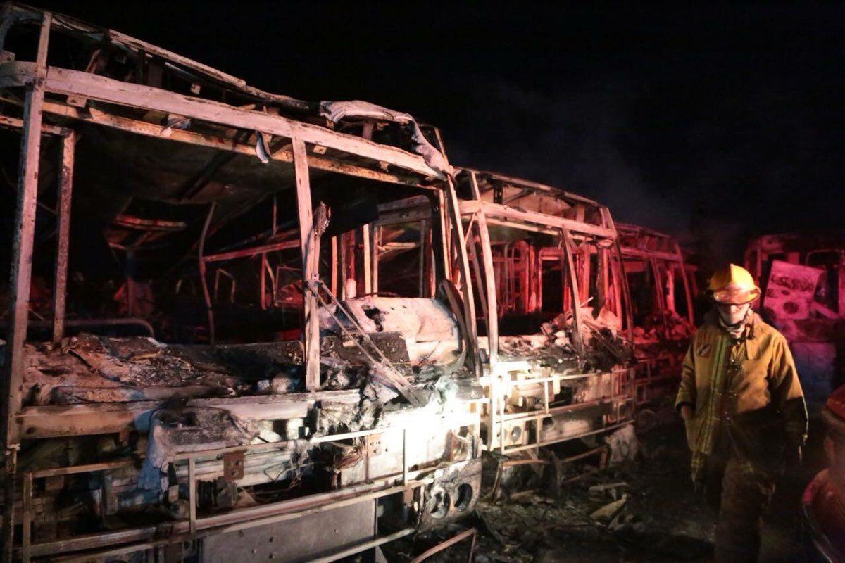 Incendio en terminal consume catorce autobuses