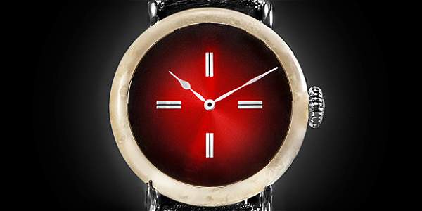 Fabrican en Suiza un reloj de queso a manera de protesta