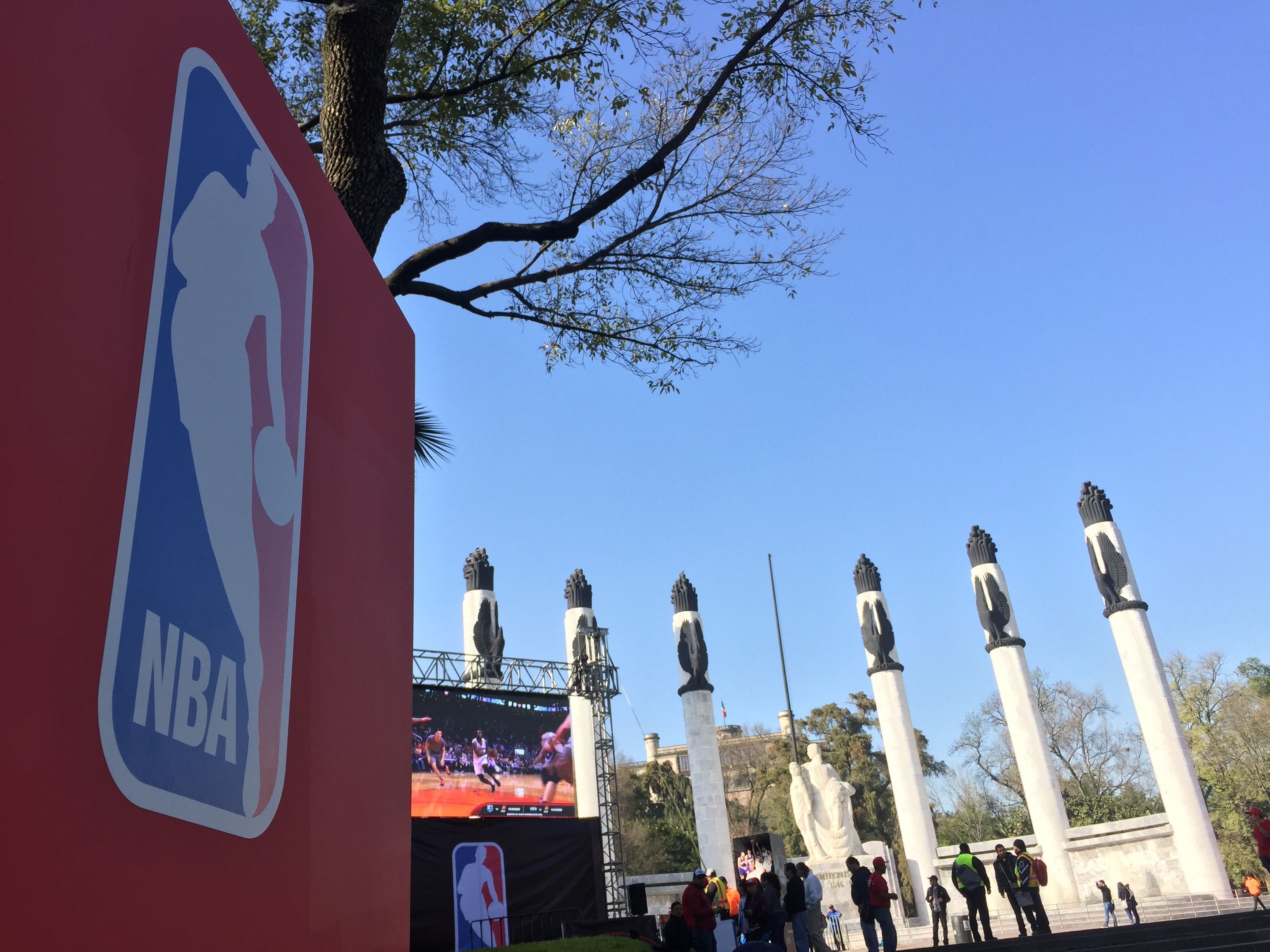 Consienten a fanáticos de la NBA en Chapultepec - IMG_1006