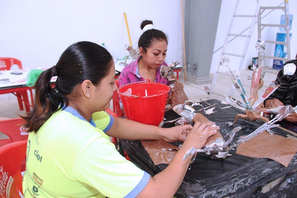 El alcalde de Mérida apuesta por la diversificación de conocimientos de los artesanos - IMG_6224-1024x683