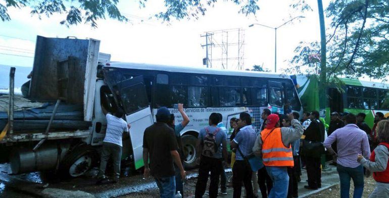 Camión sin frenos choca transporte público y deja un muerto en Ixtapaluca
