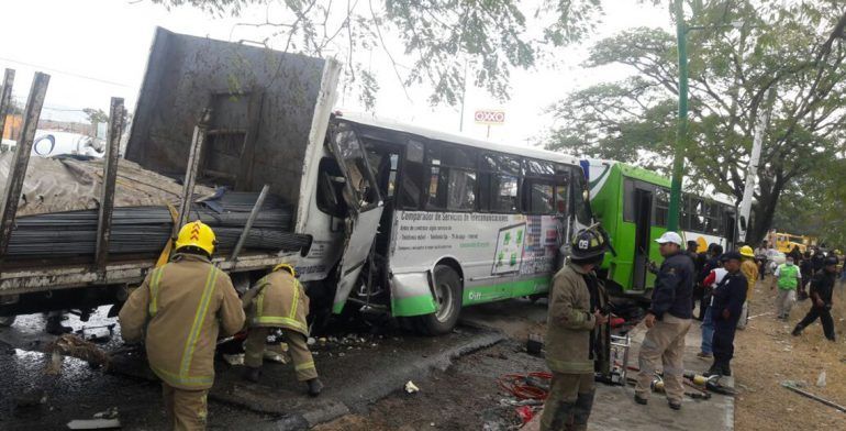 Camión sin frenos choca transporte público y deja un muerto en Ixtapaluca - IXTAPALUCA-3