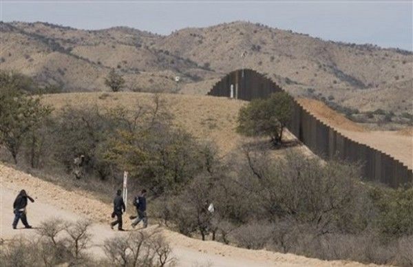 "Muro no frenará migración de michoacanos a EE.UU.": secretario del Migrante - Inmigrantes-frontera-México-Estados-Unidos-600x388