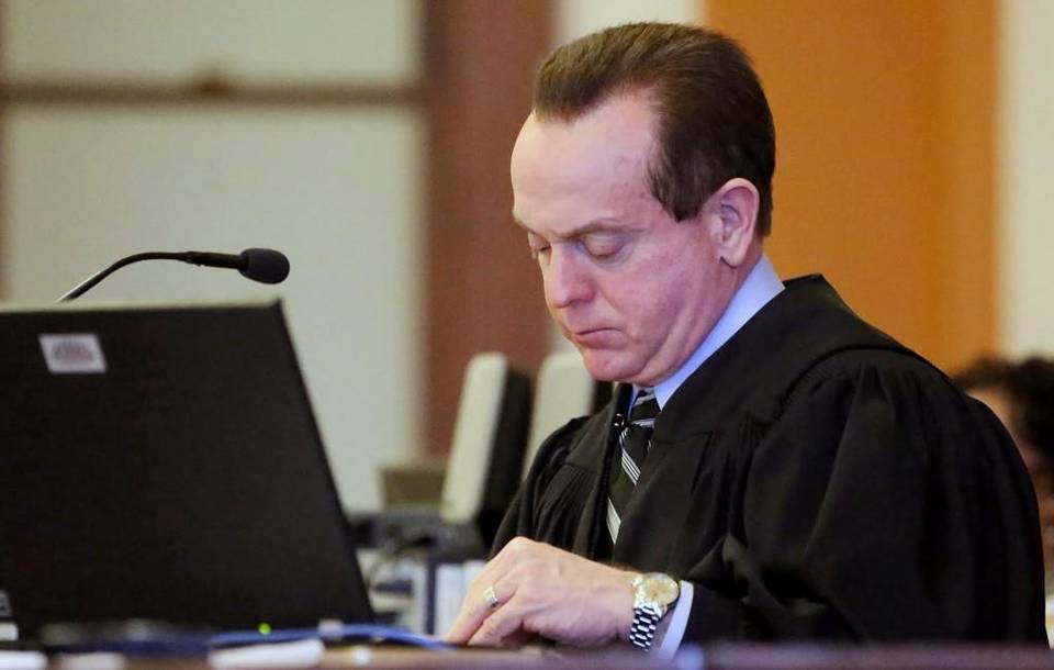 Exjuez ofrece cerveza a policía para descubrir infidelidad de esposa - JUDGE_JONES