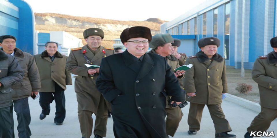 Kim Jong-un vuelve a cojear en un acto público - Kim-Jong-un-fabrica-post
