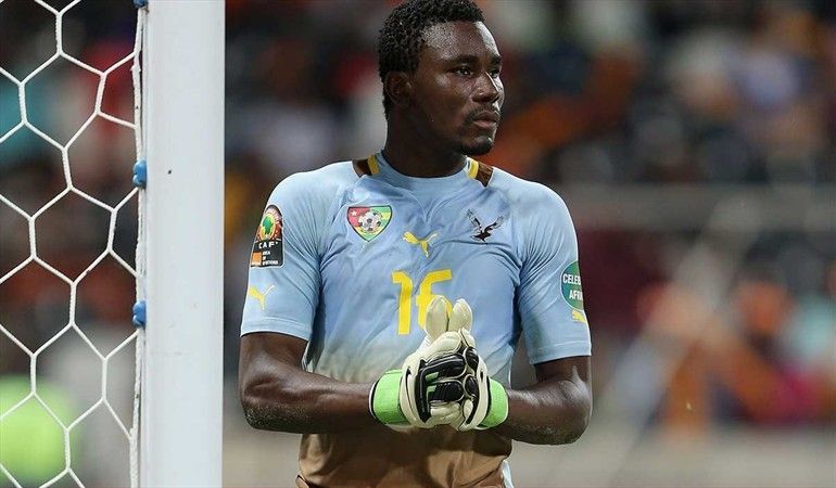 Saquean casa de futbolista africano - Kossi-Agassa