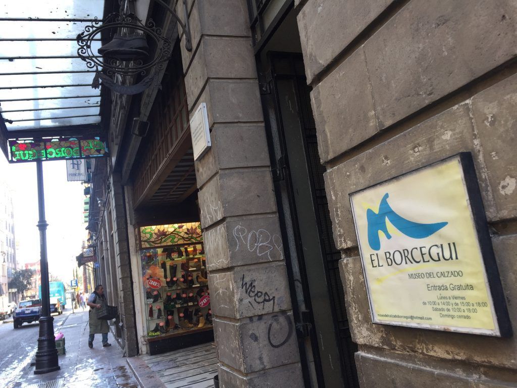Un museo de zapatos famosos en el Centro Histórico - La-entrada-del-museo-casi-no-se-ve-1024x768