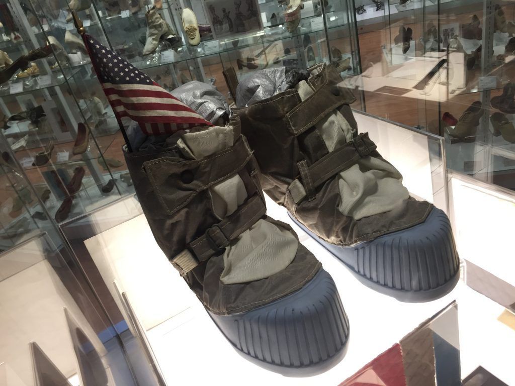 Un museo de zapatos famosos en el Centro Histórico - Los-zapatos-lunares-de-Neil-Armstrong-bueno-una-reproducción-de-ellos-1024x768