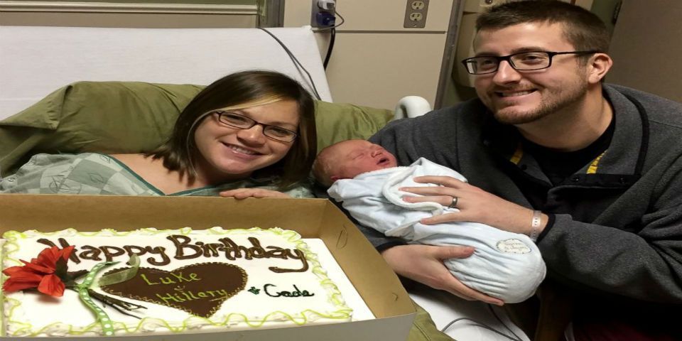 Una pareja y su hijo cumplen años el mismo día Una pareja y su hijo cumplen años el mismo día