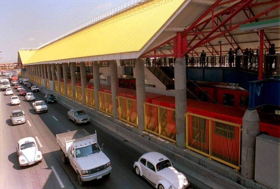 Video: hombre drogado intimida a su hija en el Metro