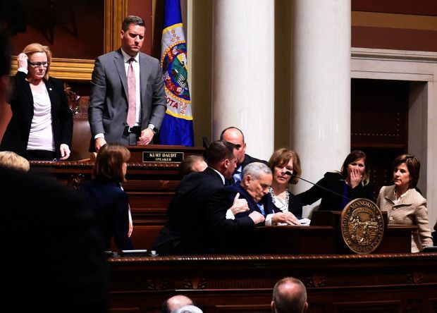 Video: gobernador de Minnesota colapsa durante discurso