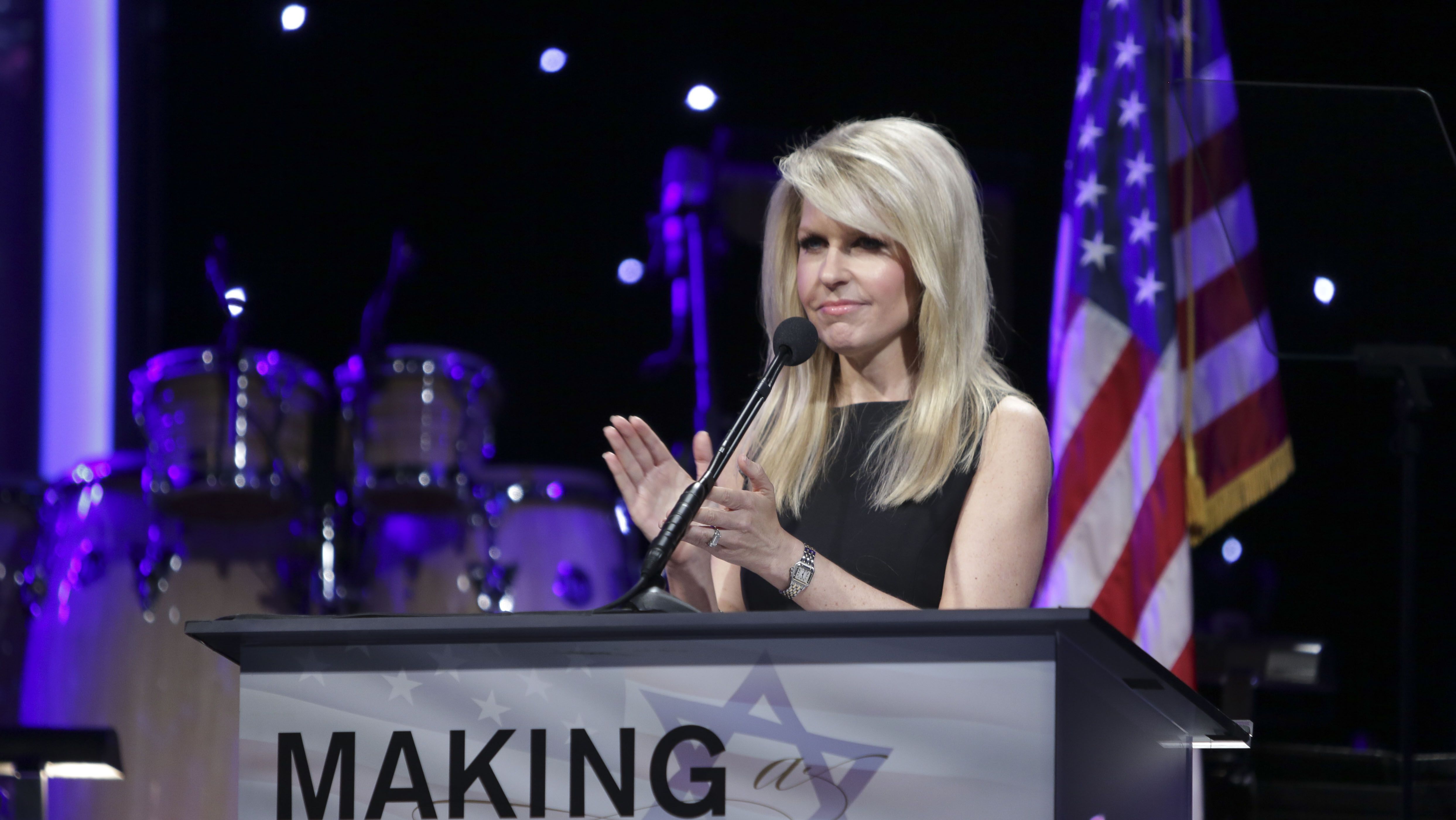 Renuncia directora de comunicación de Trump