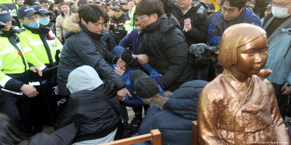 Monje se prende fuego por acuerdo entre Corea del Sur y Japón