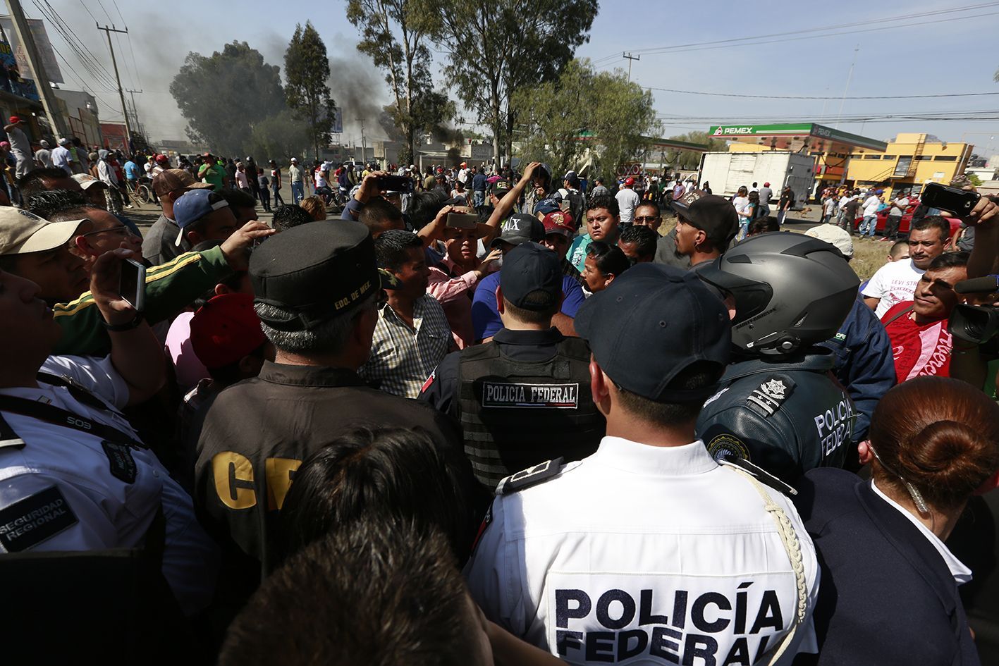 Mando Federal disuade a manifestantes de estallar gasolinera en Texcoco - ORT4466