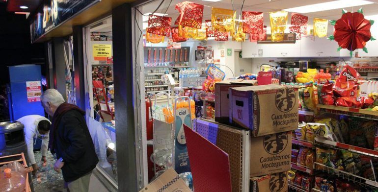 Encapuchados saquean tienda Oxxo en Cuitláhuac