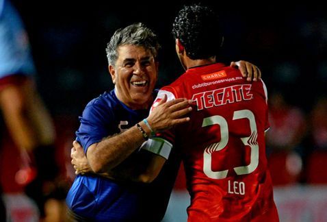 Veracruz se aleja de Morelia en el descenso - Reinoso-felicito-Leo-Lopez_MILIMA20170106_0413_11