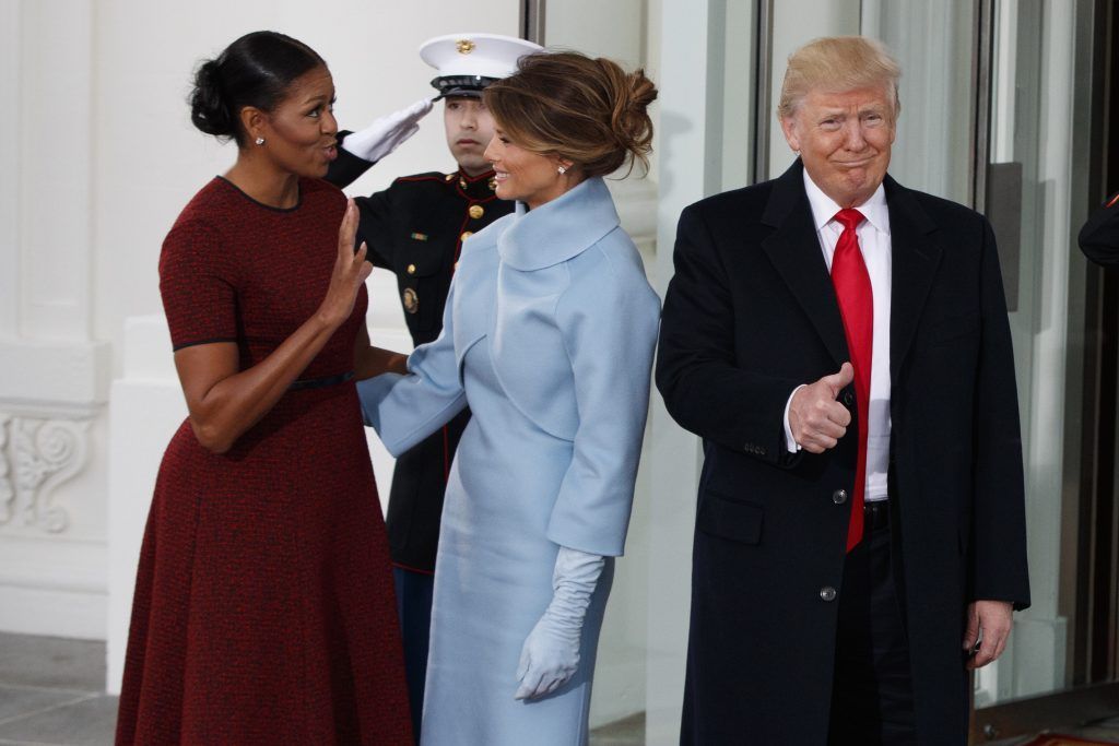 Melania Trump viste Ralph Lauren durante ceremonia de investidura - SOP-AP-SPANA-SPAN-DC-_De-l-1024x683