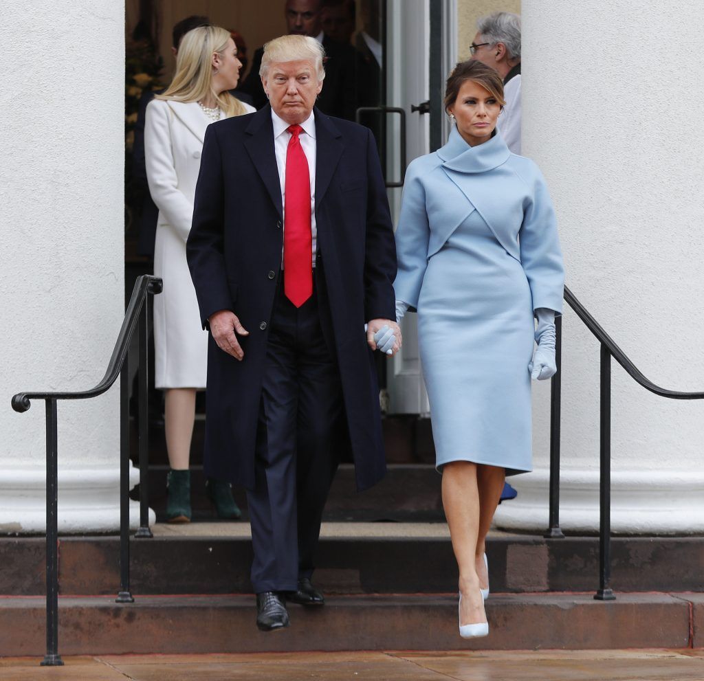 Melania Trump viste Ralph Lauren durante ceremonia de investidura - SOP-AP-SPANA-SPAN-DC-_De-l-2-1024x991