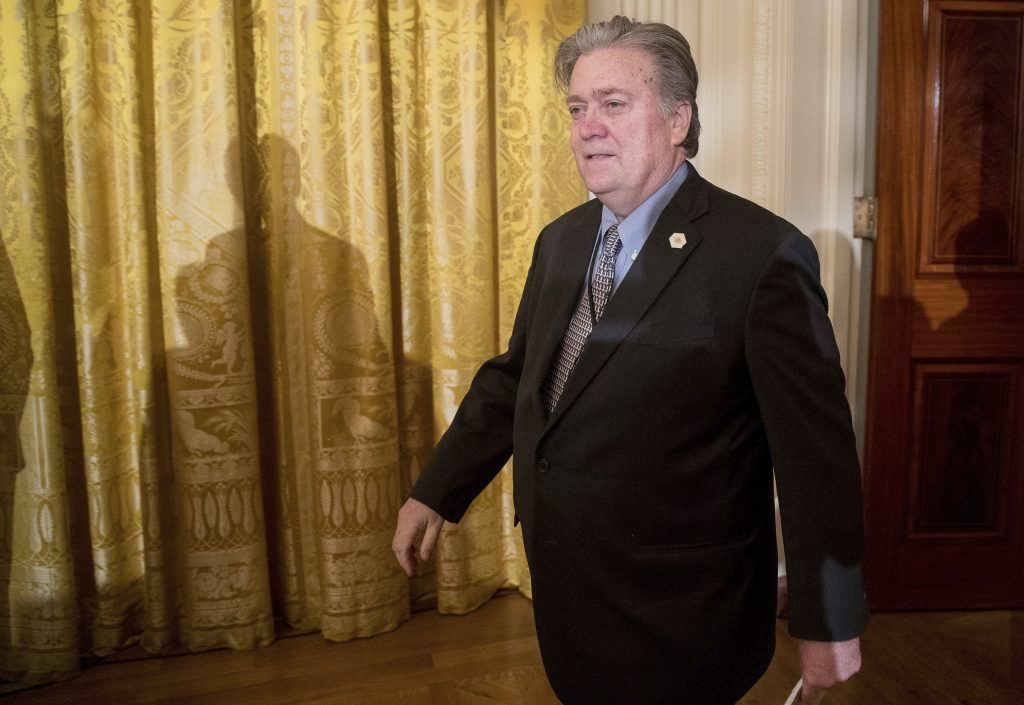La prensa debería callarse la boca: Steve Bannon - SOP-AP-SPANI-SPAN-DC-_Medi-3-1024x705