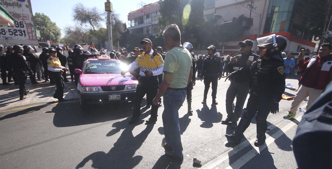 Manifestantes y granaderos se enfrentan en gasolinera de Tlalpan