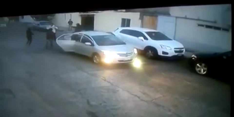 Video: grupo armado roba dos camionetas en Ecatepec