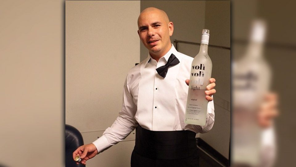 Las bebidas alcohólicas que promocionan algunas celebridades - Voli-Vodka-pitbull