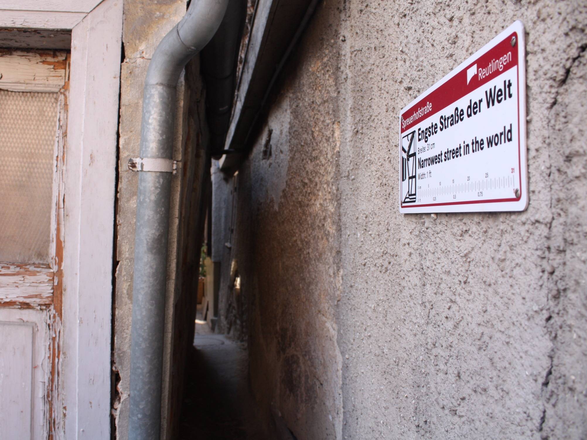 Algunas de las calles más raras del mundo - WORLDS-NARROWEST-STREET-Youd-barely-be-able-to-slip-through-Germanys-Spreuerhofstrasse-street-Located-in-Reutlingen-the-thin-street-is-only-a-foot-wide-at-its-narrowest-point-