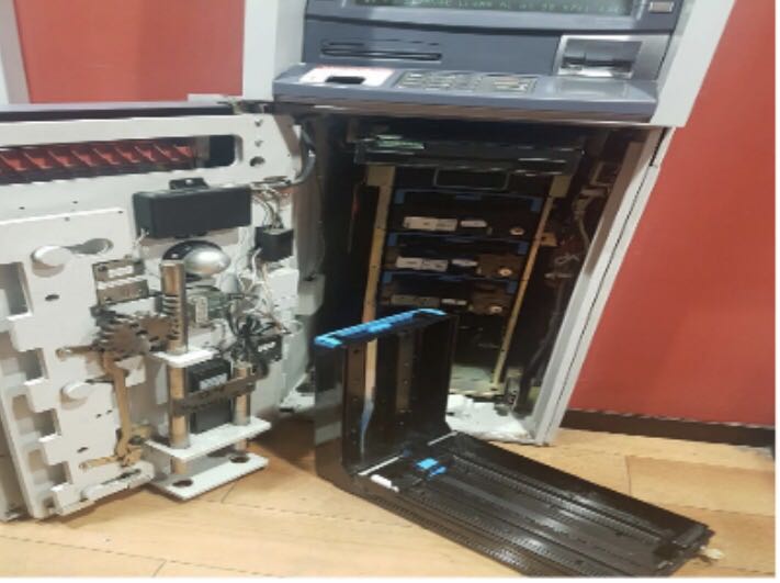 Roban cajero de banco con globo de helio