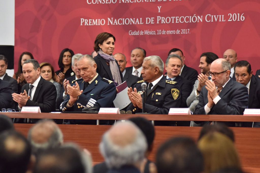 Rosario Robles entrega al presidente la Guía de Resiliencia - WhatsApp-Image-2017-01-10-at-10.46.47-PM-1024x682