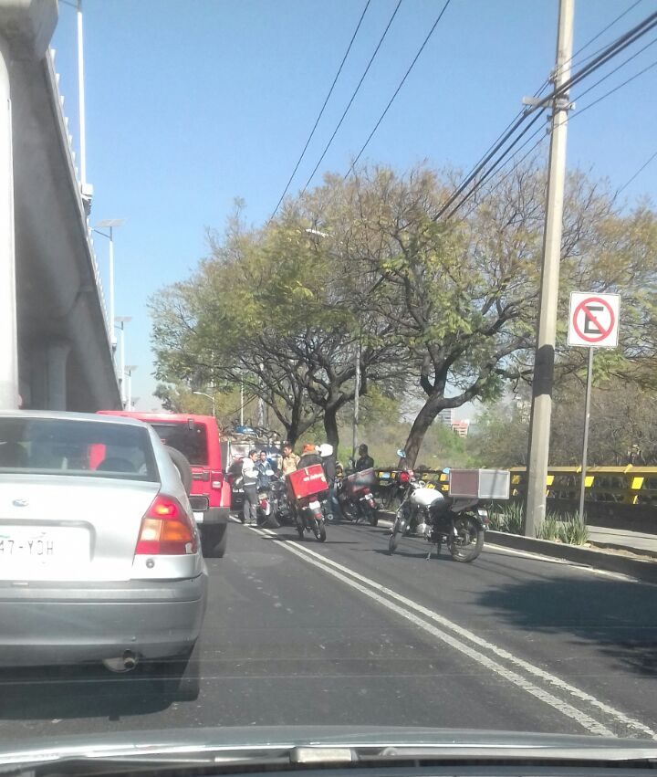 Motociclista sufre accidente en lateral del Perfiférico - WhatsApp-Image-2017-01-25-at-10.52.26-AM-e1485364834354