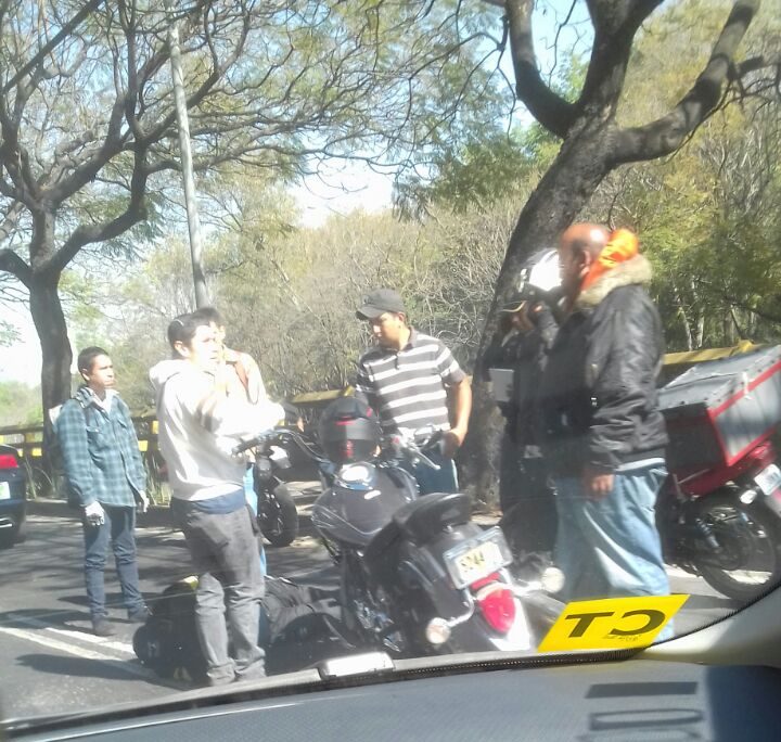 Motociclista sufre accidente en lateral del Perfiférico