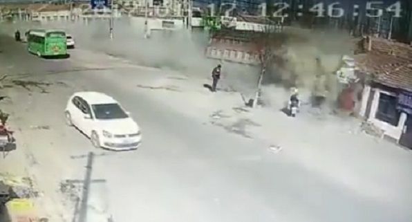 Video: choque de camión deja cinco muertos en China