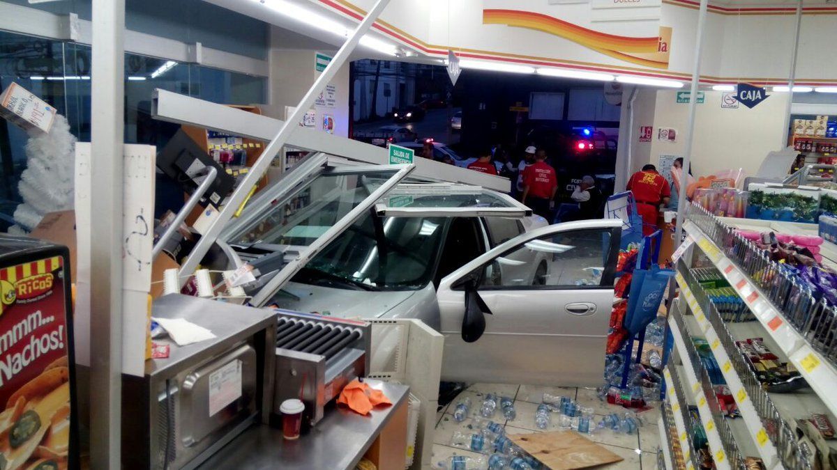 Hombre impacta una tienda al intentar estacionarse en Monterrey - accidente-farmacia-monterrey